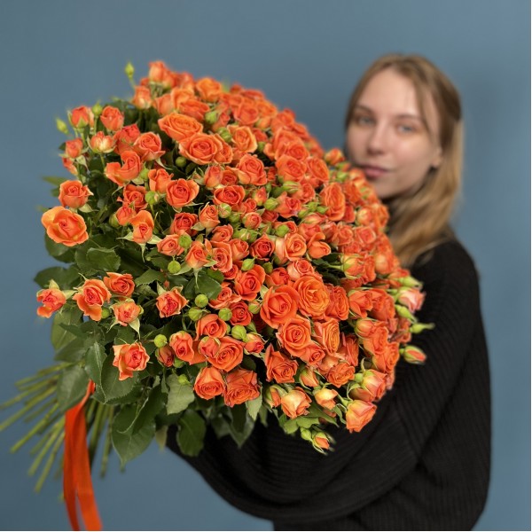 51 кустовая оранжевая роза Чарминг Бейб 50 см